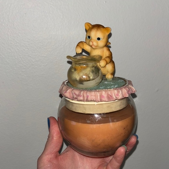 Adorable Cat Figurine with candle - Picture 1 of 8